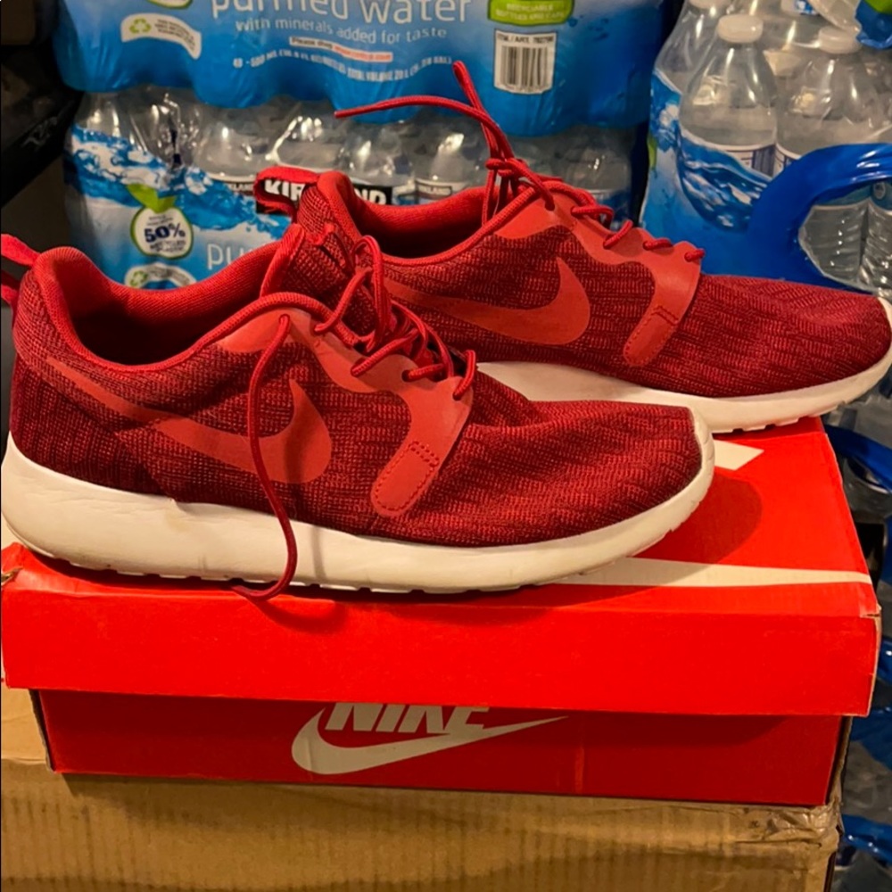 Red Nike’s size 8 men 9.5 in women